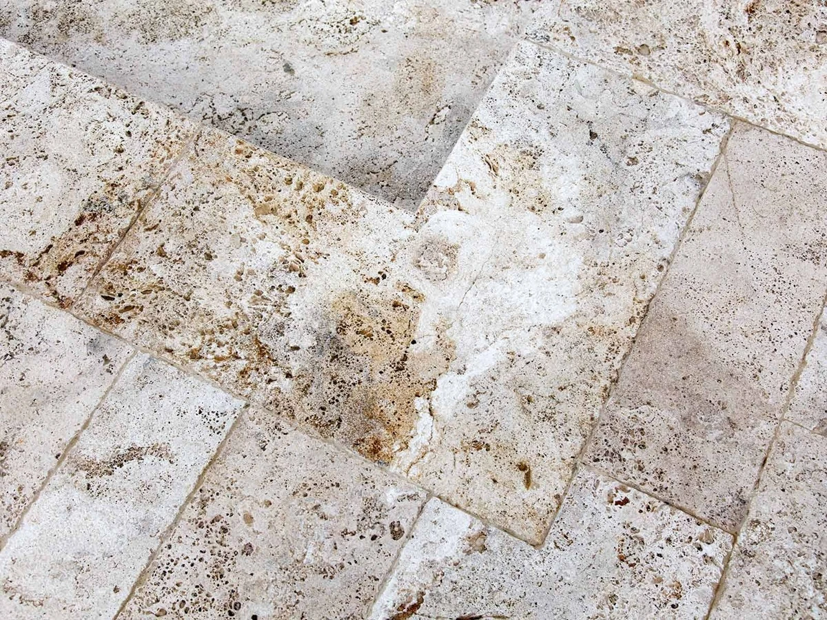 fugowanie trawertynu.webp